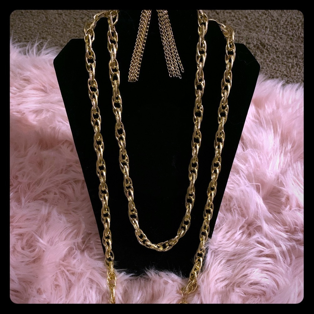 A pair of earrings and a necklace 🤎